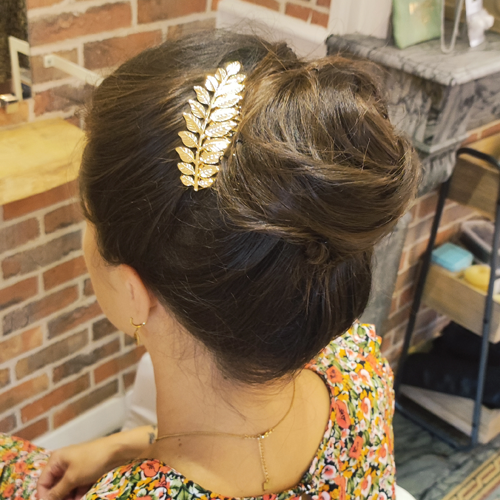 Un sublime chignon orné d'une barrette dorée