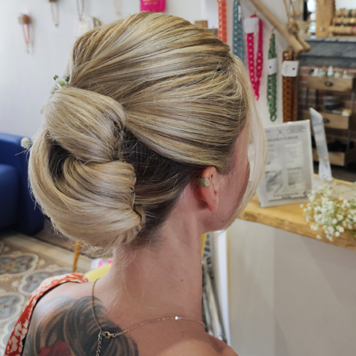 Joli chignon avec bruns de muguet